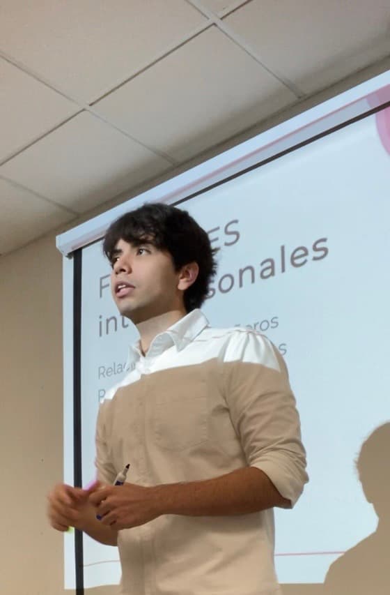 Psic. Gregorio Soto durante una presentación